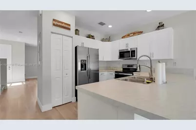10547 W 34th Ct, Hialeah, FL 33018 - Photo 11