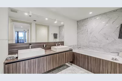 1000 Brickell Plz #3002, Miami, FL 33131 - Photo 31
