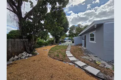 2124 S Beech Rd, West Palm Beach, FL 33409 - Photo 9