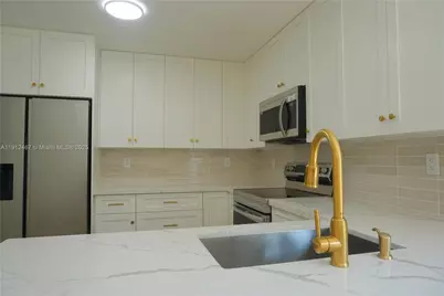 809 SW 10th St, Hallandale Beach, FL 33009 - Photo 11