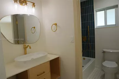 809 SW 10th St, Hallandale Beach, FL 33009 - Photo 23
