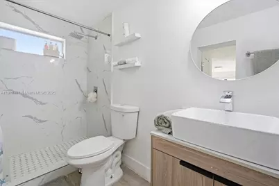 10845 Peachtree Dr, Miami, FL 33161 - Photo 19