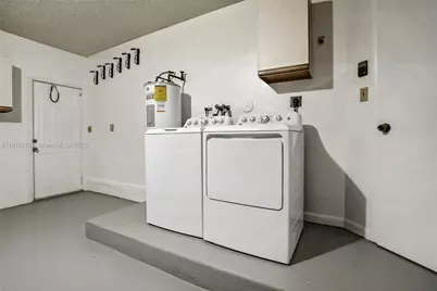 8800 Lake Park Cir N, Davie, FL 33328 - Photo 25