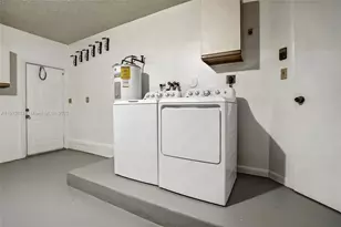 8800 Lake Park Cir N, Davie, FL 33328 - Photo 25