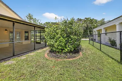 8800 Lake Park Cir N, Davie, FL 33328 - Photo 35