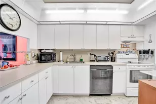 1000 NE 191st St, Miami, FL 33179 - Photo 11