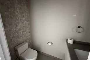 68 SE 6th St, Miami, FL 33131 - Photo 23