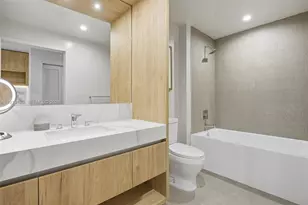 11 NE 6th St, Miami, FL 33132 - Photo 27