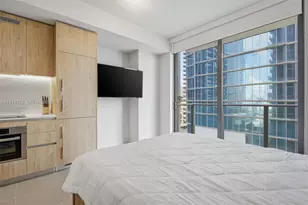 11 NE 6th St, Miami, FL 33132 - Photo 7