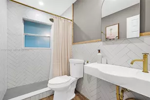 1012 NE 2nd St, Hallandale Beach, FL 33009 - Photo 25