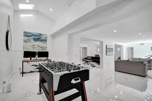 1025 N Southlake Dr, Hollywood, FL 33019 - Photo 13