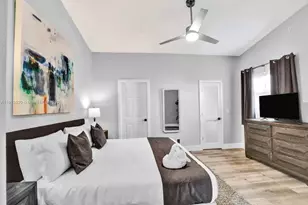 1025 N Southlake Dr, Hollywood, FL 33019 - Photo 11