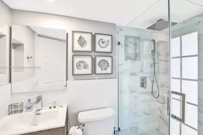 1025 N Southlake Dr, Hollywood, FL 33019 - Photo 39