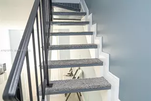 1070 W 43rd Pl, Hialeah, FL 33012 - Photo 9