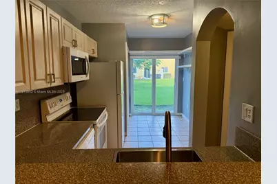 930 NE 34th Ave #102, Homestead, FL 33033 - Photo 3