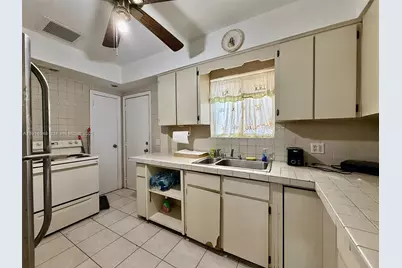 3000 NW 5th St, Miami, FL 33125 - Photo 9