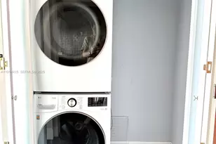 31 SE 5th St, Miami, FL 33131 - Photo 5