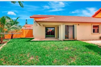 700 SW 113th Ave, Pembroke Pines, FL 33025 - Photo 3