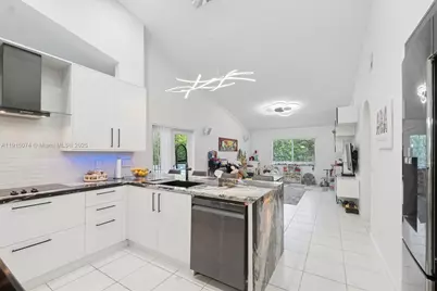 1510 SW 96th Ter, Davie, FL 33324 - Photo 13