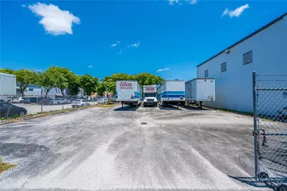 3353 NW 74th Ave, Miami, FL 33122 - Photo 17