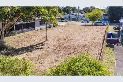 915 NW 44th St, Miami, FL 33127 - Photo 15