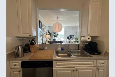 900 SW 8th St #1010, Miami, FL 33130 - Photo 9