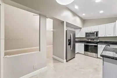 2202 W Discovery Cir W, Deerfield Beach, FL 33442 - Photo 9