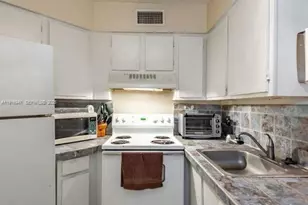 212 Lake Pointe Dr, Oakland Park, FL 33309 - Photo 3