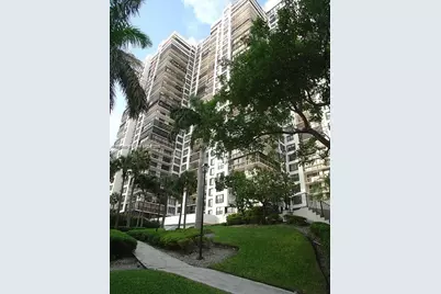 2333 Brickell Ave #2215, Miami, FL 33129 - Photo 1