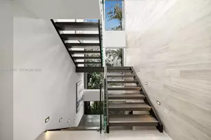 1379 N Venetian Way, Miami, FL 33139 - Photo 25