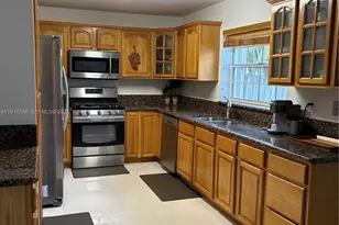 7809 NW 192nd St, Hialeah, FL 33015 - Photo 7