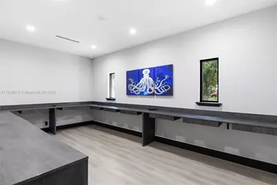 8111 NW 33rd St, Doral, FL 33122 - Photo 25