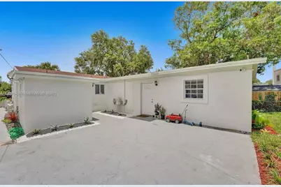 685 SW 7th Ter #3, Dania Beach, FL 33004 - Photo 1