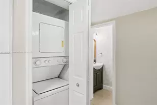 8389 NW 8th St, Miami, FL 33126 - Photo 13