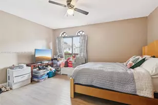 8389 NW 8th St, Miami, FL 33126 - Photo 17