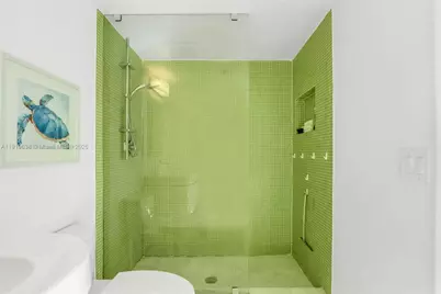 7600 Collins Ave #1012, Miami Beach, FL 33141 - Photo 21