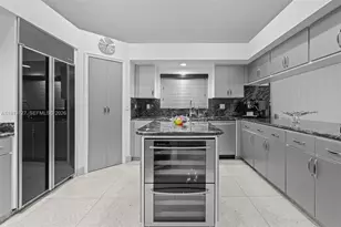 392 Coconut Cir, Weston, FL 33326 - Photo 15