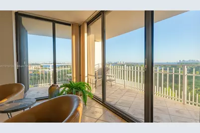 1000 Quayside Ter #812, Miami, FL 33138 - Photo 5
