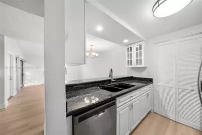 12393 NW 12th Ct, Pembroke Pines, FL 33026 - Photo 9