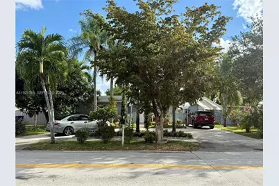 8070 NW 176th St, Hialeah, FL 33015 - Photo 3