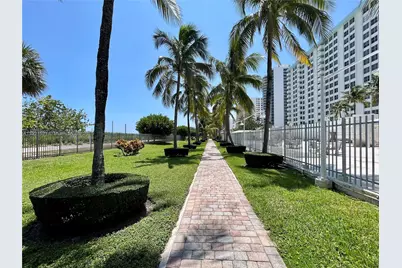 2899 Collins Ave #1201, Miami Beach, FL 33140 - Photo 23