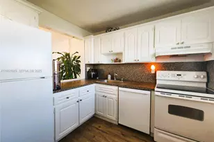 7900 Tatum Waterway Dr, Miami Beach, FL 33141 - Photo 5