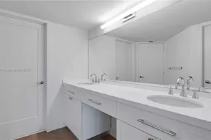 555 NE 34th St, Miami, FL 33137 - Photo 13