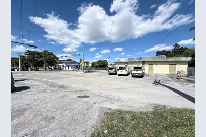 11851 W Dixie Hwy, Miami, FL 33161 - Photo 17