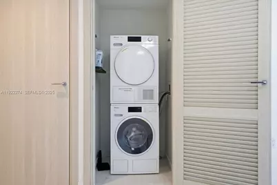 1000 Brickell Plz #3211, Miami, FL 33131 - Photo 29