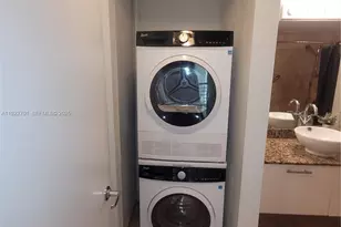 41 SE 5th St, Miami, FL 33131 - Photo 13