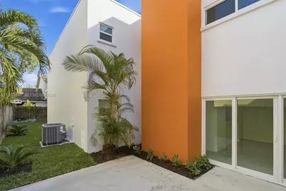 1045 SW 25th Ave, Miami, FL 33135 - Photo 11