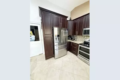 15561 Carriage Ct, Davie, FL 33331 - Photo 9