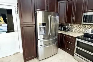 15561 Carriage Ct, Davie, FL 33331 - Photo 9