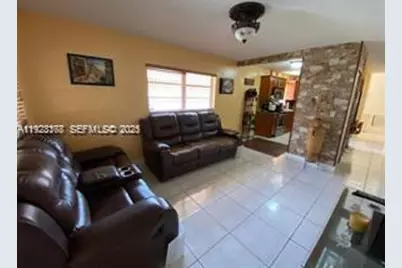 821 W 39 Pl, Hialeah, FL 33012 - Photo 3